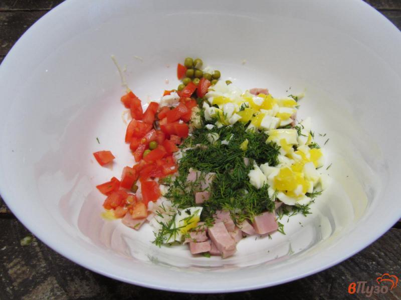 Фото приготовление рецепта: Салат из ветчины с рисом и консервированным горошком шаг №3