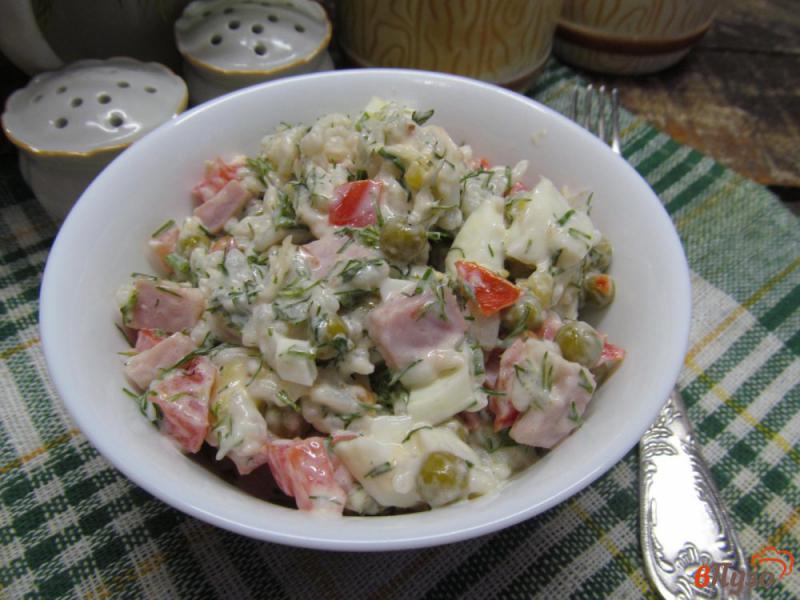 Фото приготовление рецепта: Салат из ветчины с рисом и консервированным горошком шаг №4