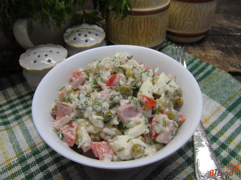 Фото приготовление рецепта: Салат из ветчины с рисом и консервированным горошком шаг №5