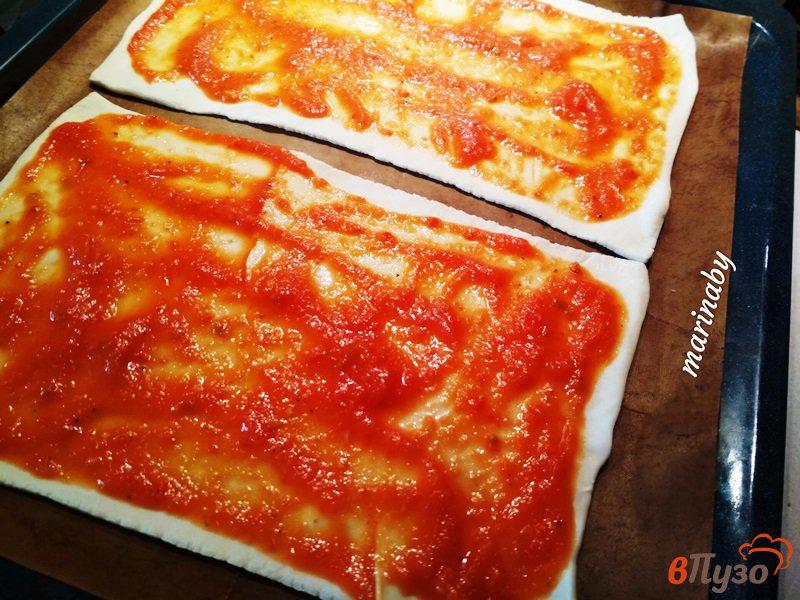 Фото приготовление рецепта: Пицца на слоеном тесте с колбасой сервелат шаг №4