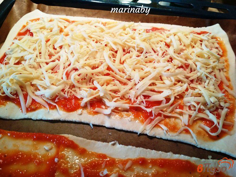 Фото приготовление рецепта: Пицца на слоеном тесте с колбасой сервелат шаг №5