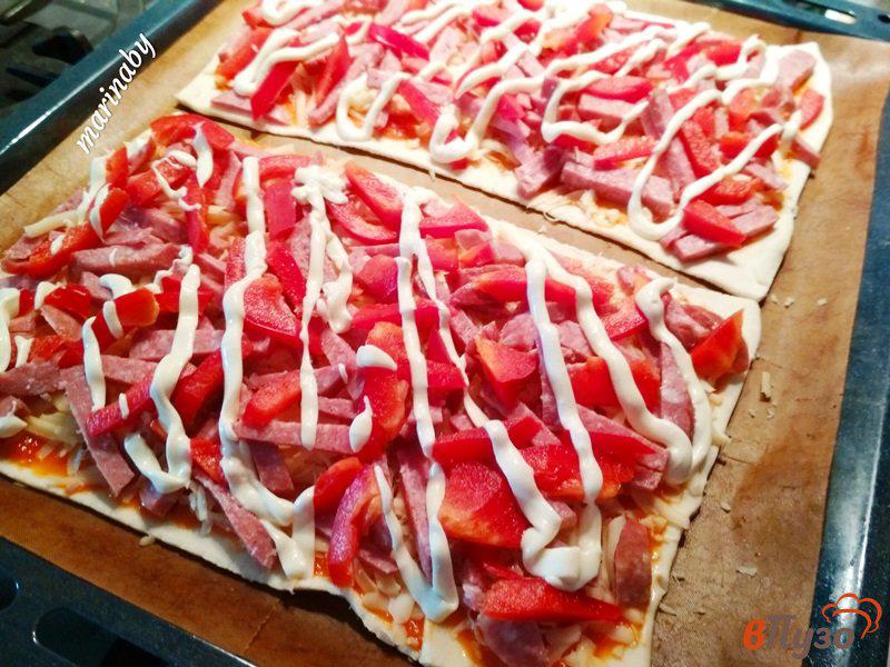 Фото приготовление рецепта: Пицца на слоеном тесте с колбасой сервелат шаг №7