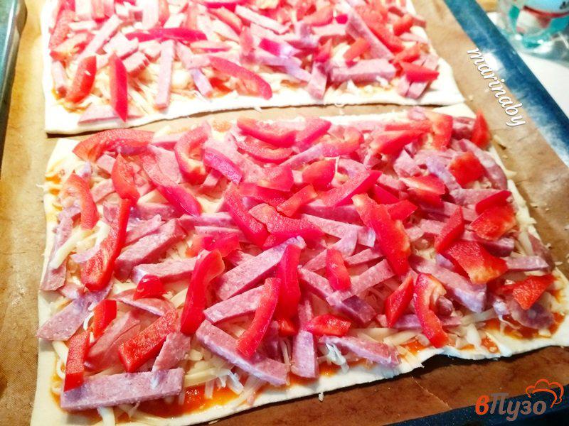 Фото приготовление рецепта: Пицца на слоеном тесте с колбасой сервелат шаг №6