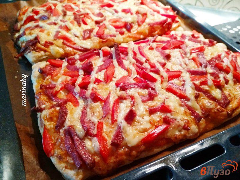 Фото приготовление рецепта: Пицца на слоеном тесте с колбасой сервелат шаг №9