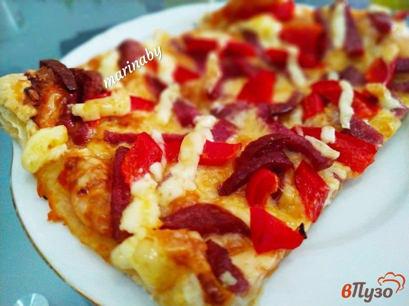 Фото приготовление рецепта: Пицца на слоеном тесте с колбасой сервелат шаг №11