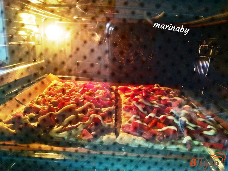 Фото приготовление рецепта: Пицца на слоеном тесте с колбасой сервелат шаг №8