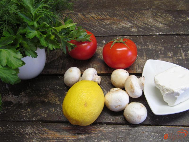 Фото приготовление рецепта: Салат с грибами и сыром фета шаг №1