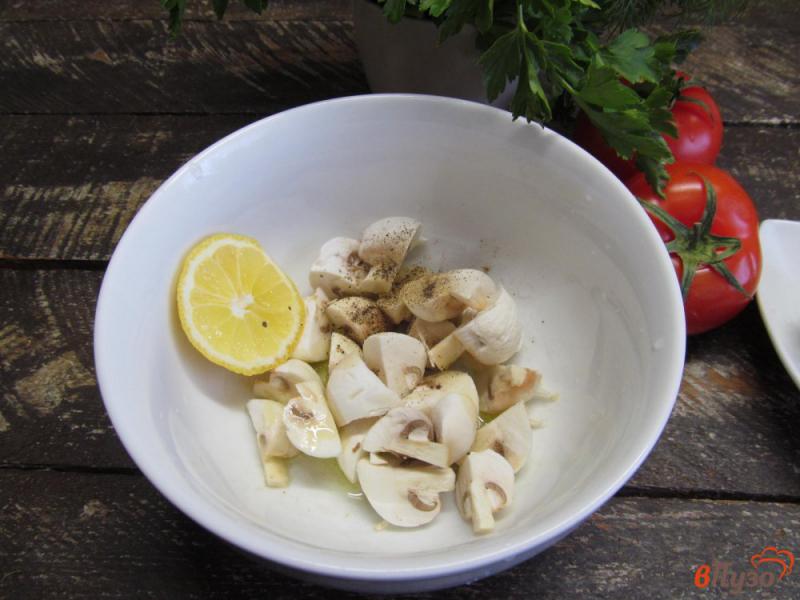 Фото приготовление рецепта: Салат с грибами и сыром фета шаг №2