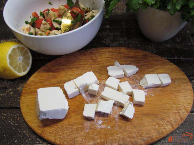 Фото приготовление рецепта: Салат с грибами и сыром фета шаг №4