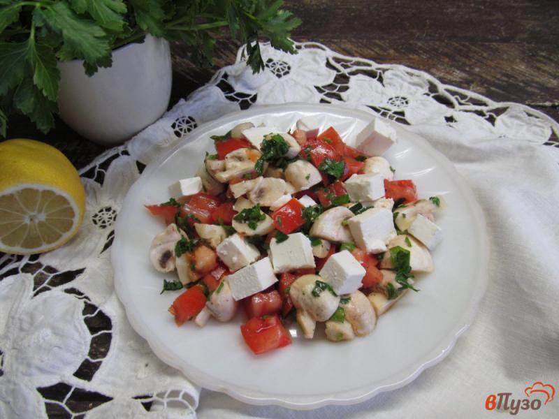 Фото приготовление рецепта: Салат с грибами и сыром фета шаг №5