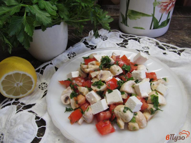 Фото приготовление рецепта: Салат с грибами и сыром фета шаг №6