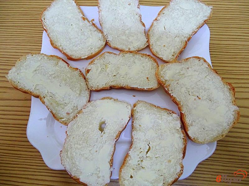 Фото приготовление рецепта: Горячие бутерброды на скорую руку шаг №2