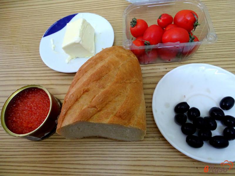 Фото приготовление рецепта: Бутерброды с икрой и помидорами шаг №1