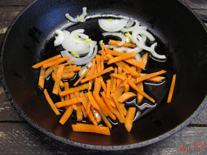 Фото приготовление рецепта: Салат с ветчиной фасолью и грибами шаг №2