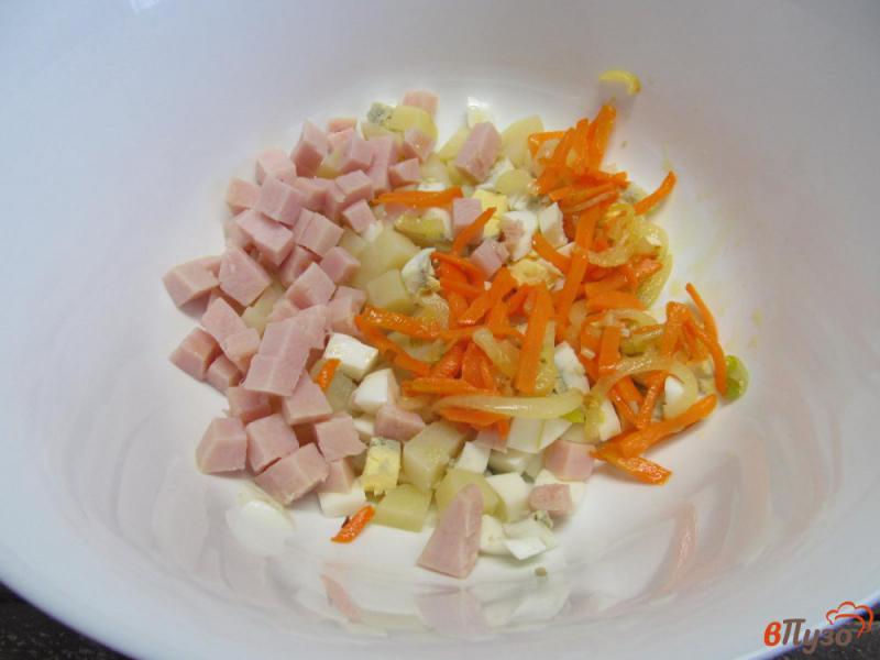 Фото приготовление рецепта: Салат с ветчиной фасолью и грибами шаг №3