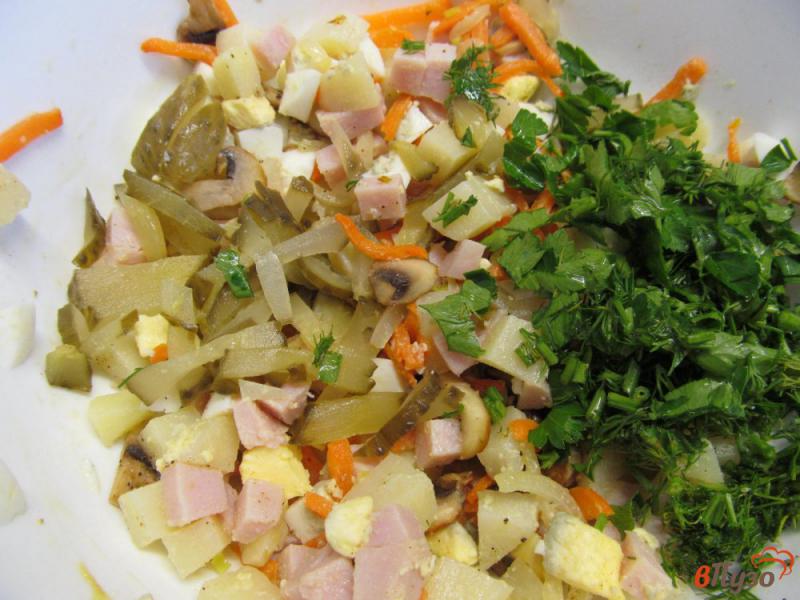 Фото приготовление рецепта: Салат с ветчиной фасолью и грибами шаг №6