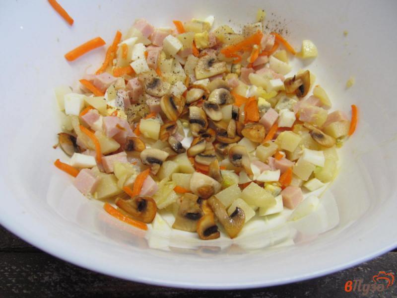 Фото приготовление рецепта: Салат с ветчиной фасолью и грибами шаг №5