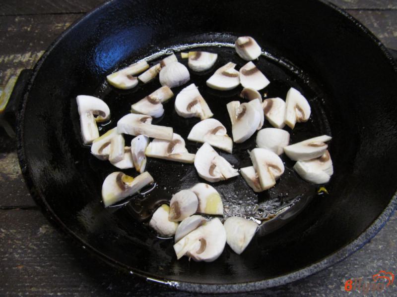 Фото приготовление рецепта: Салат с ветчиной фасолью и грибами шаг №4