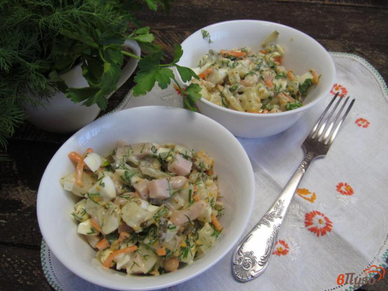 Фото приготовление рецепта: Салат с ветчиной фасолью и грибами шаг №8