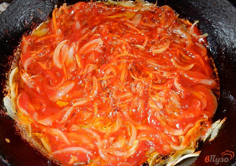 Фото приготовление рецепта: Капуста жаренная с колбасой и томатом шаг №7