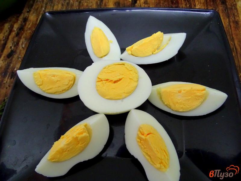Фото приготовление рецепта: Яйца под зелёным соусом шаг №5