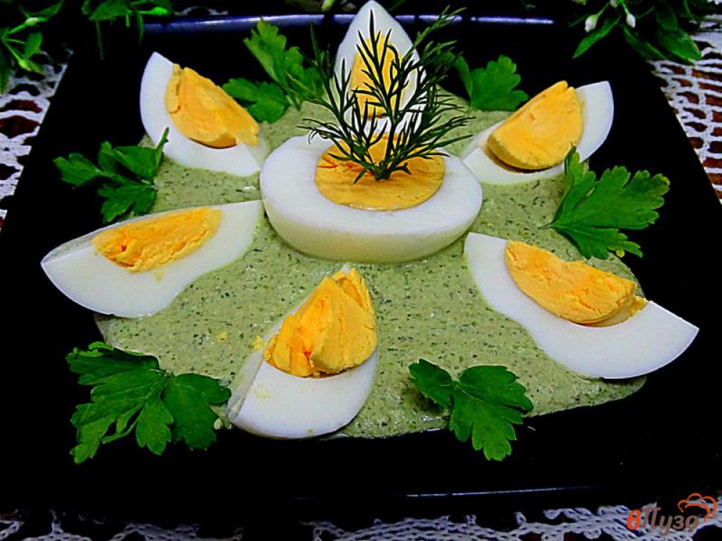 Фото приготовление рецепта: Яйца под зелёным соусом шаг №6