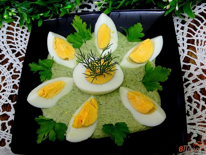 Фото приготовление рецепта: Яйца под зелёным соусом шаг №7