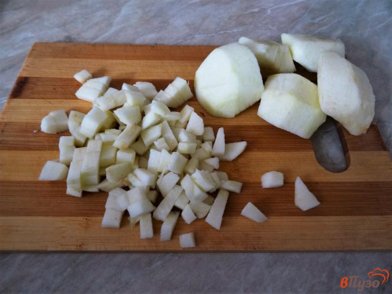 Фото приготовление рецепта: Салат из яблок и кукурузы с сухариками шаг №3