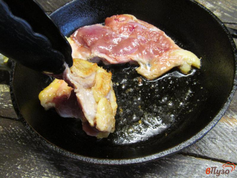 Фото приготовление рецепта: Утиная грудинка с картофелем в духовке шаг №3