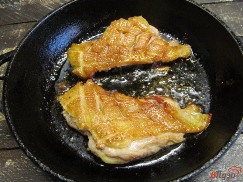 Фото приготовление рецепта: Утиная грудинка с картофелем в духовке шаг №4