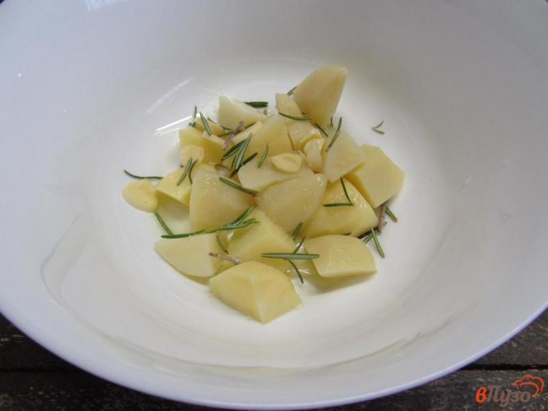 Фото приготовление рецепта: Утиная грудинка с картофелем в духовке шаг №5