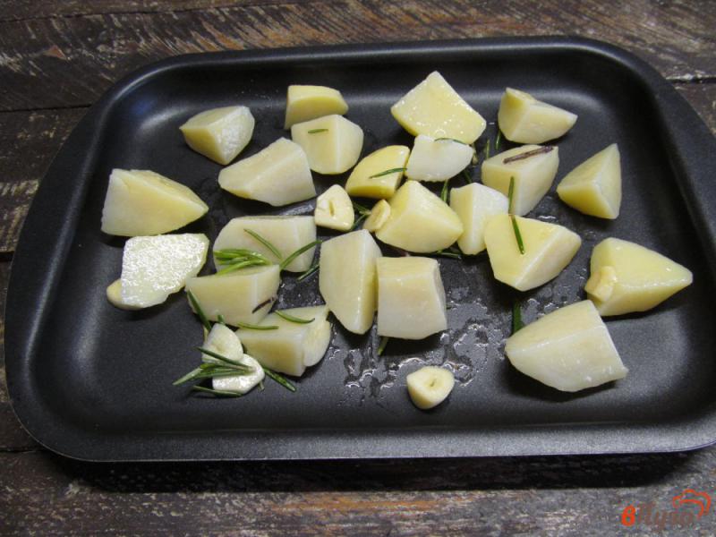 Фото приготовление рецепта: Утиная грудинка с картофелем в духовке шаг №6