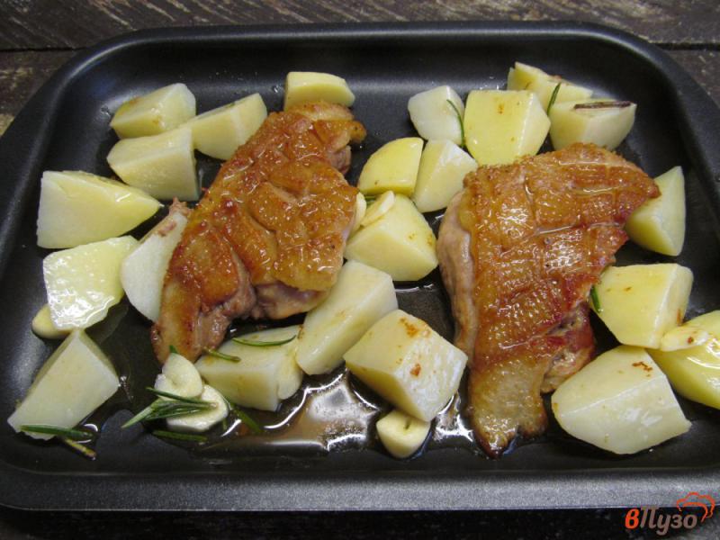Фото приготовление рецепта: Утиная грудинка с картофелем в духовке шаг №7