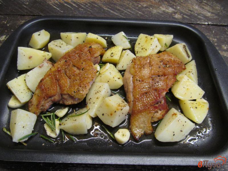 Фото приготовление рецепта: Утиная грудинка с картофелем в духовке шаг №8