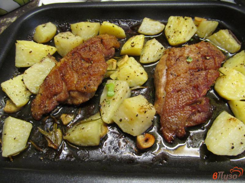 Фото приготовление рецепта: Утиная грудинка с картофелем в духовке шаг №9