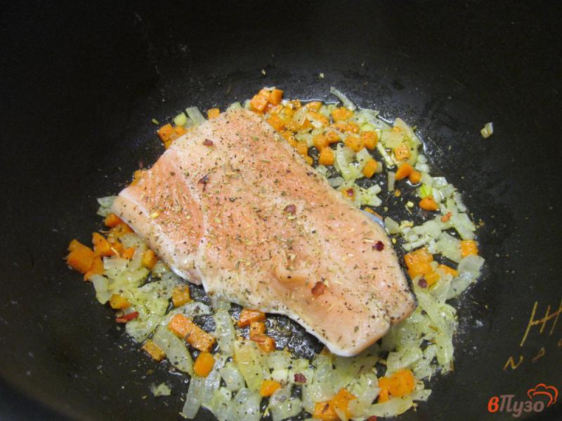 Фото приготовление рецепта: Рыба с рисом в мультиварке шаг №2