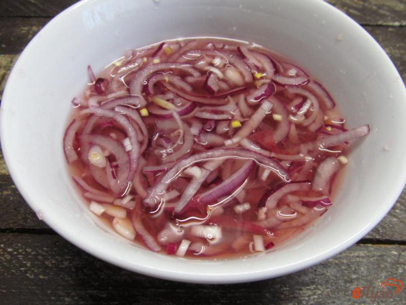 Фото приготовление рецепта: Салат из лука с оливками шаг №1