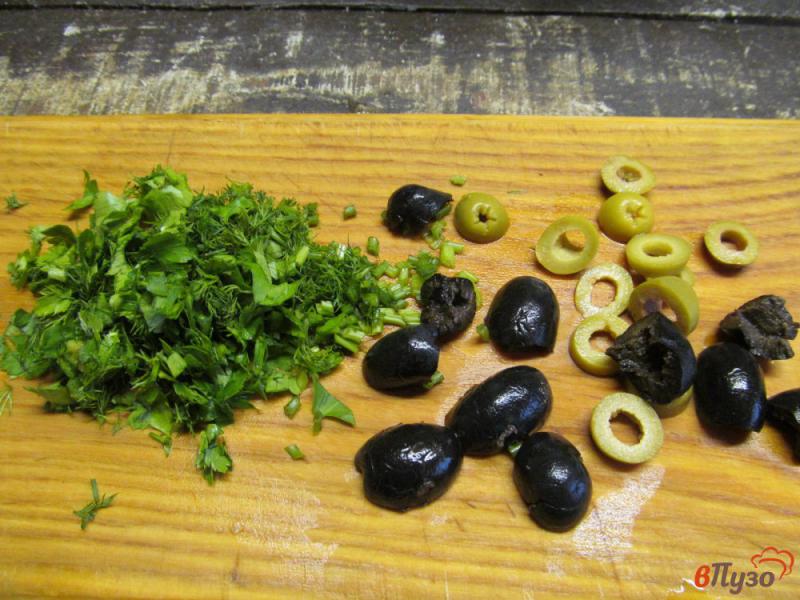 Фото приготовление рецепта: Салат из лука с оливками шаг №2