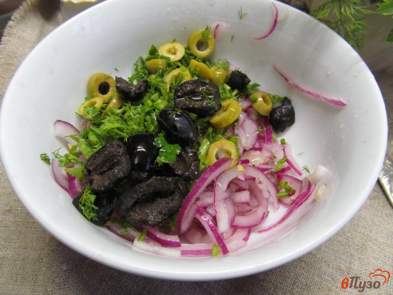 Фото приготовление рецепта: Салат из лука с оливками шаг №3
