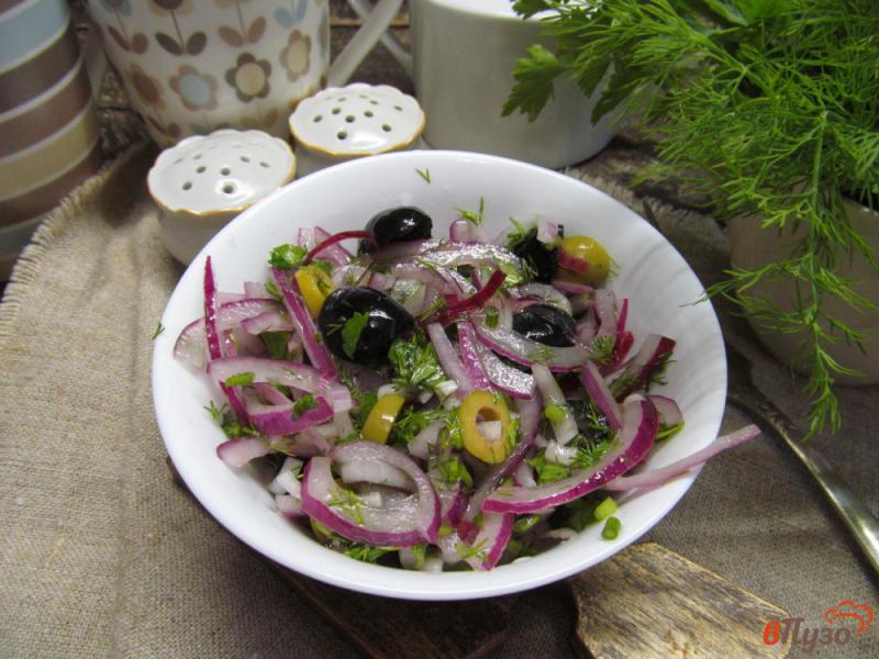 Фото приготовление рецепта: Салат из лука с оливками шаг №4