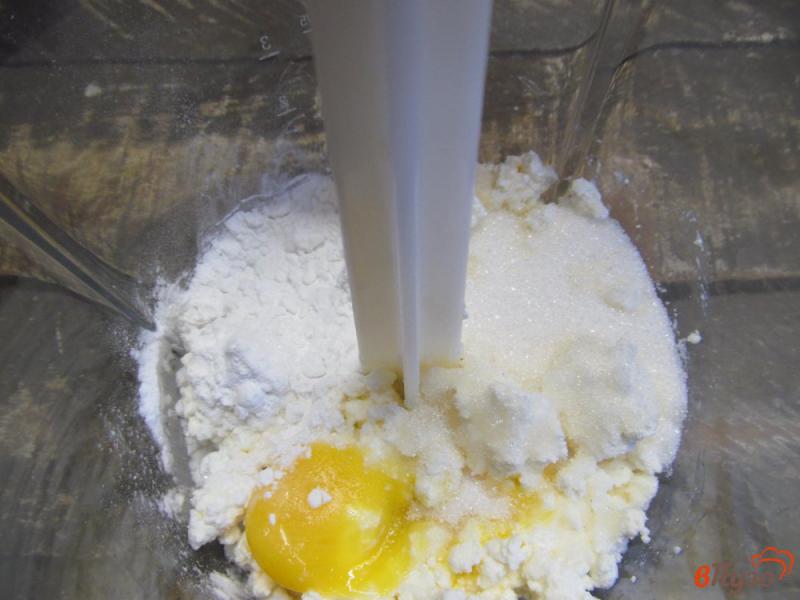 Фото приготовление рецепта: Пирог на кефире с творожно-кокосовыми шариками и смородиной шаг №1