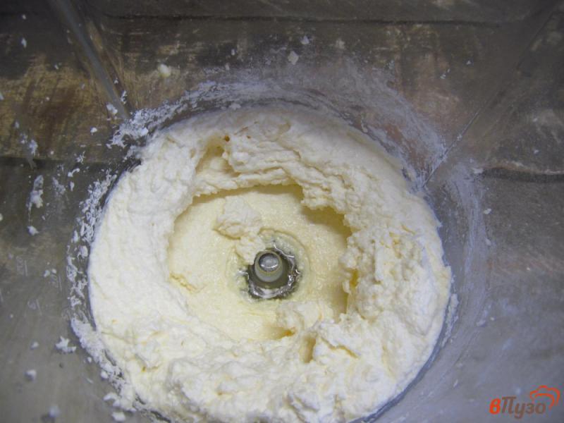 Фото приготовление рецепта: Пирог на кефире с творожно-кокосовыми шариками и смородиной шаг №3