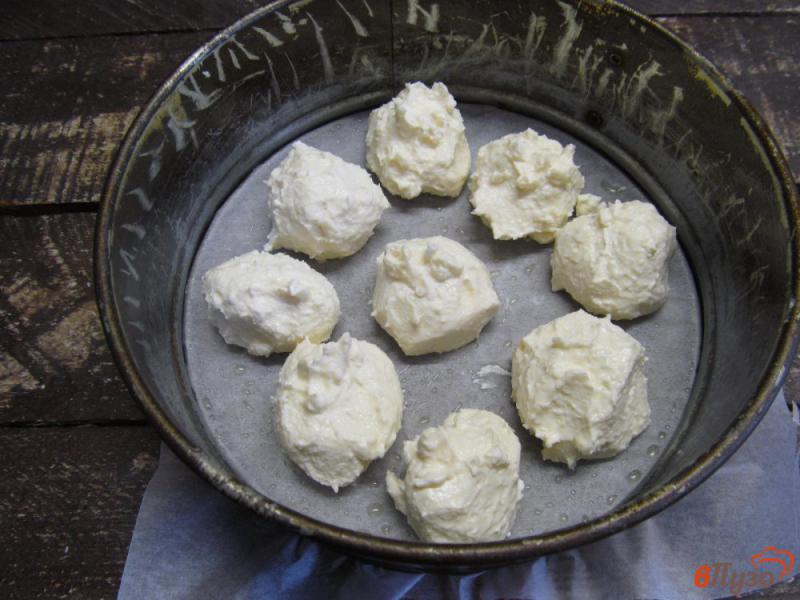 Фото приготовление рецепта: Пирог на кефире с творожно-кокосовыми шариками и смородиной шаг №4