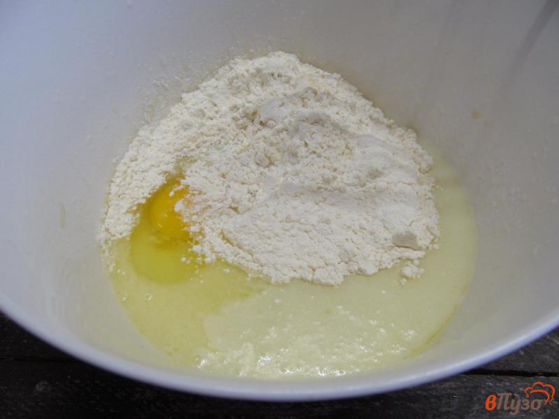 Фото приготовление рецепта: Пирог на кефире с творожно-кокосовыми шариками и смородиной шаг №7