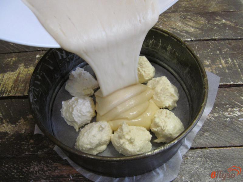 Фото приготовление рецепта: Пирог на кефире с творожно-кокосовыми шариками и смородиной шаг №8