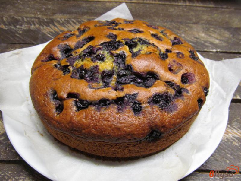 Фото приготовление рецепта: Пирог на кефире с творожно-кокосовыми шариками и смородиной шаг №10
