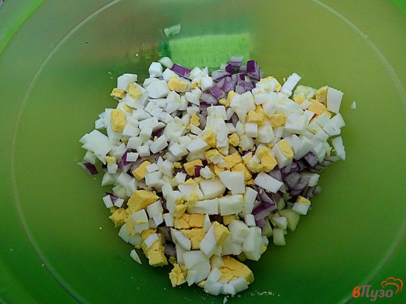 Фото приготовление рецепта: Тар-тар с сельдью и лимоном, на гренках шаг №5