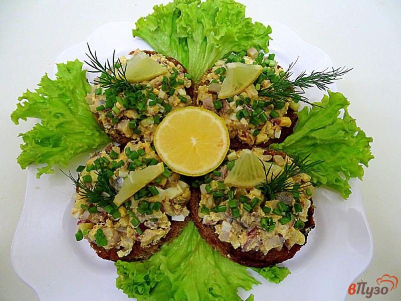 Фото приготовление рецепта: Тар-тар с сельдью и лимоном, на гренках шаг №10