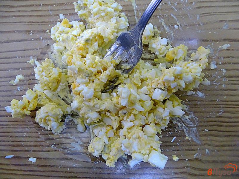 Фото приготовление рецепта: Салат из двух видов сыра, огурца и яйца шаг №3