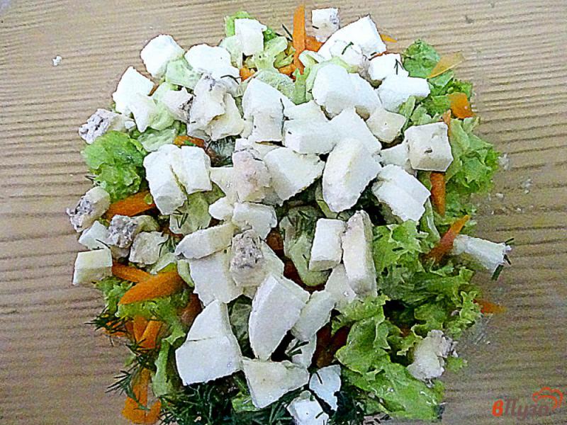Фото приготовление рецепта: Салат из двух видов сыра, огурца и яйца шаг №7